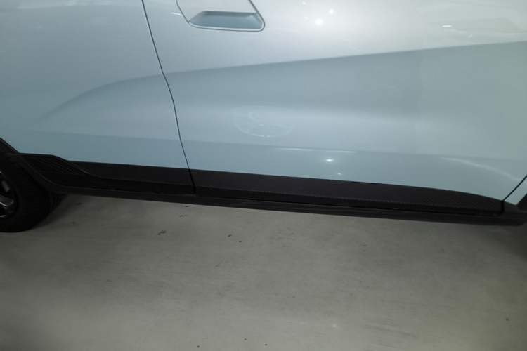 Used Geometry E Firefly 2024 401 km Fluorescent Right Side Sill