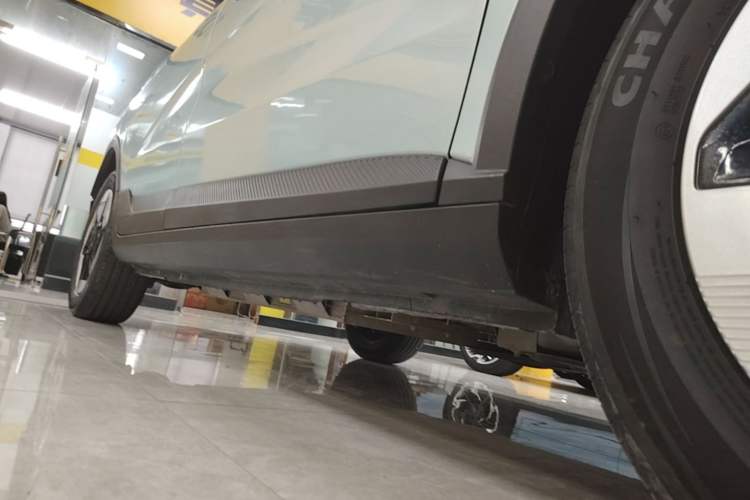 Used Geometry E Firefly 2024 401km Starlight Right Side Sill