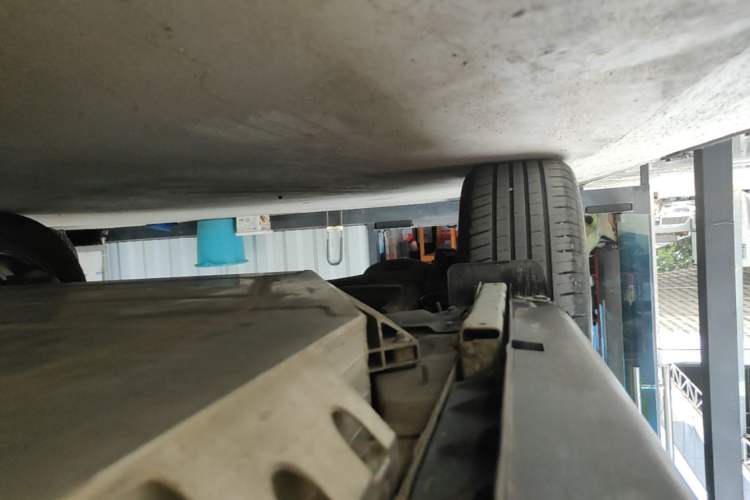 Used Geometry E Firefly 2024 401 km Fluorescent Right Side Sill