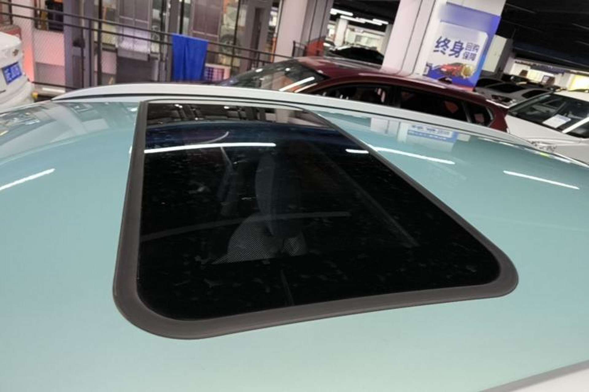 Used Geometry E Firefly 2024 401 km Fluorescent Roof