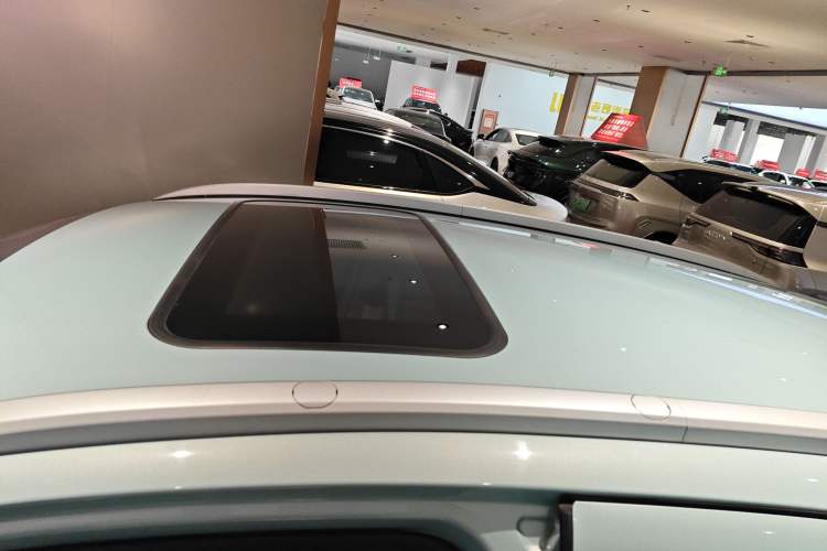 Used Geometry E Firefly 2024 401 km Fluorescent Roof