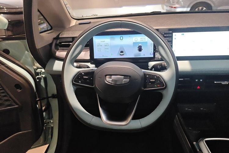 Used Geometry E Firefly 2024 401 km Fluorescent Steering Wheel
