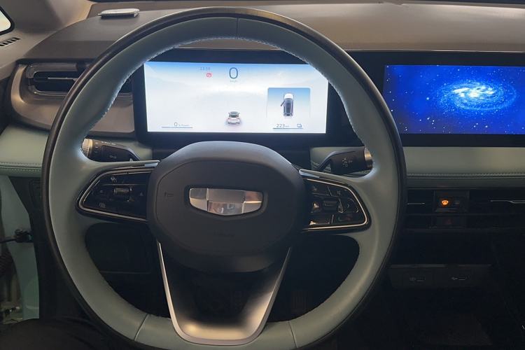 Used Geometry E Firefly 2024 401 km Fluorescent Steering Wheel