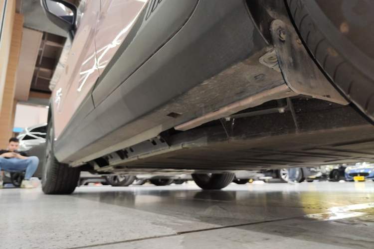 Used Geometry E Firefly 2024 401 km Fluorescent Left Side Sill