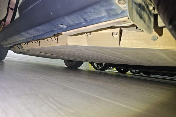 Used Geometry E Firefly 2024 401 km Fluorescent Left Side Sill