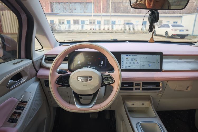 Used Geometry E Firefly 2024 301km Starlight Interior 7