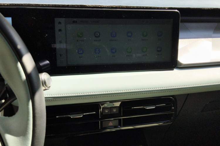 Used Geometry E Firefly 2024 401km Starlight Audio And AC Panel