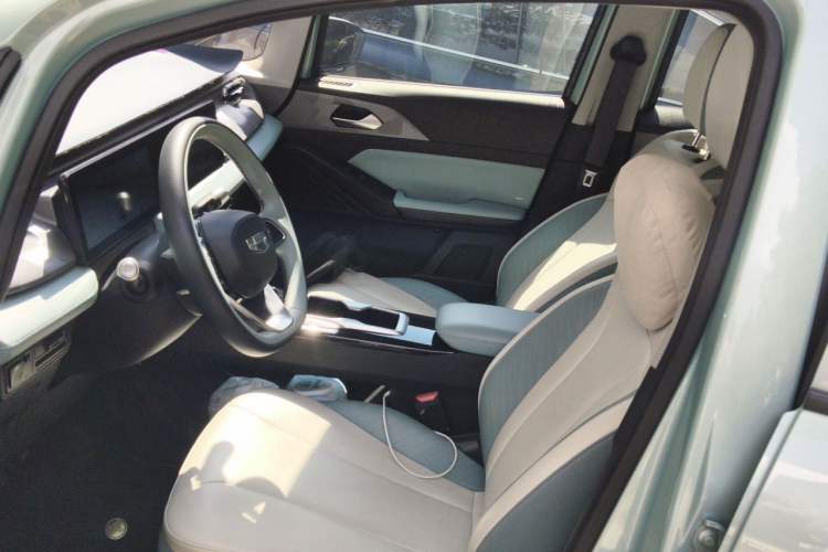 Used Geometry E Firefly 2024 401km Starlight Left Front Seat