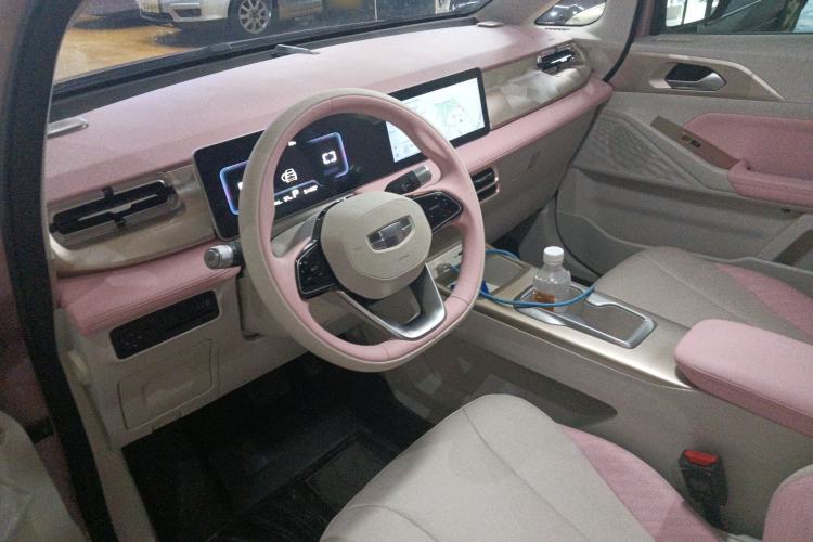 Used Geometry E Firefly 2024 301km Starlight Interior 3