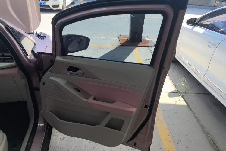 Used Geometry E Firefly 2024 401 km Fluorescent Interior 5