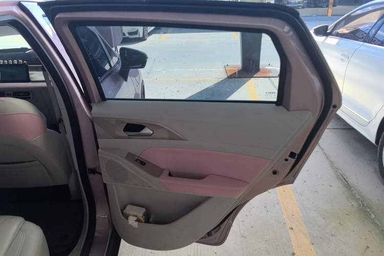 Used Geometry E Firefly 2024 401 km Fluorescent Interior 6