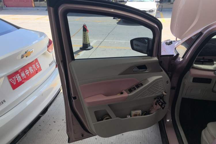 Used Geometry E Firefly 2024 401 km Fluorescent Interior 7
