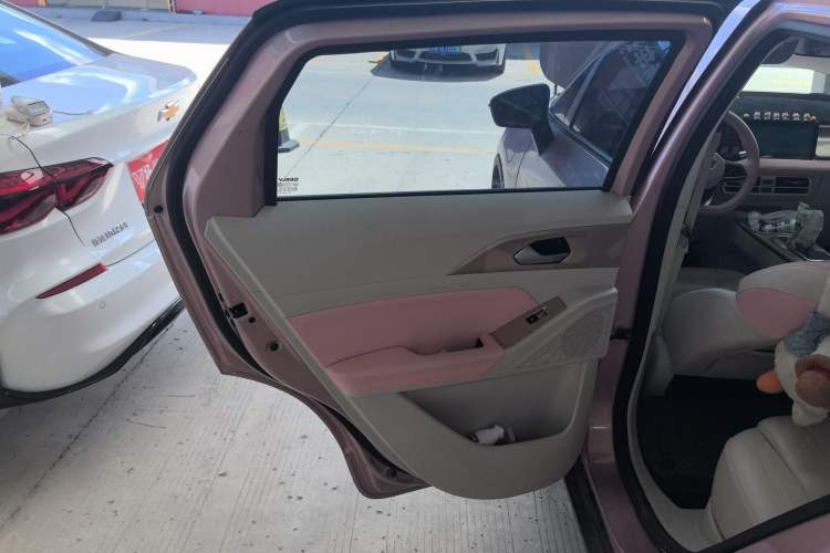 Used Geometry E Firefly 2024 401 km Fluorescent Interior 8