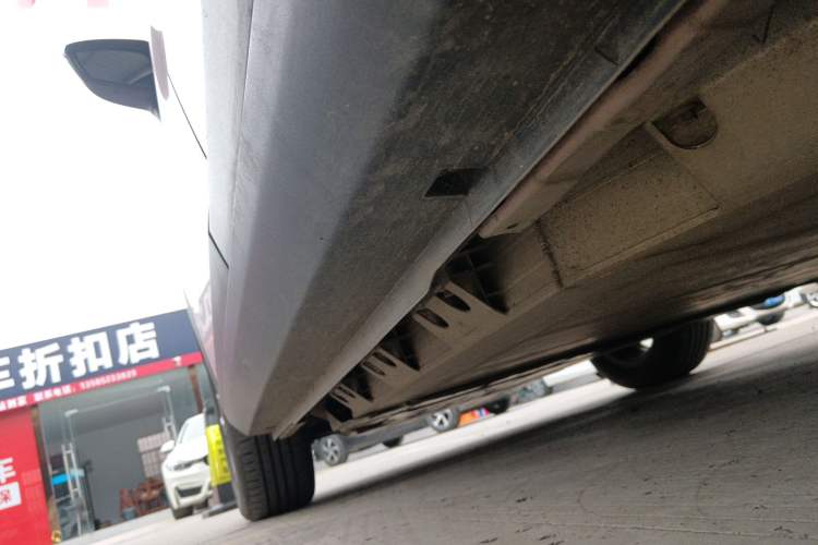 Used Geometry E Firefly 2024 401 km Fluorescent Left Side Sill