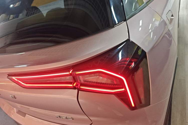 Used Geometry E Firefly 2024 401 km Fluorescent Right Rear Taillight