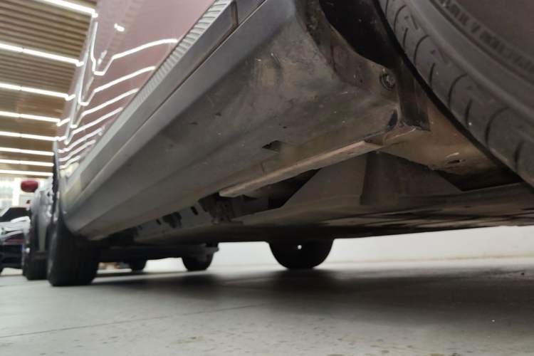 Used Geometry E Firefly 2024 401 km Fluorescent Right Side Sill