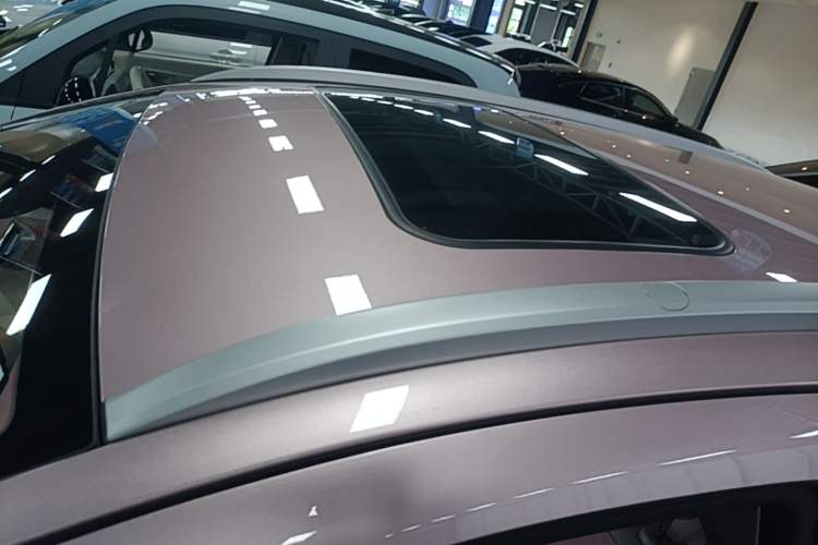 Used Geometry E Firefly 2024 401 km Fluorescent Roof