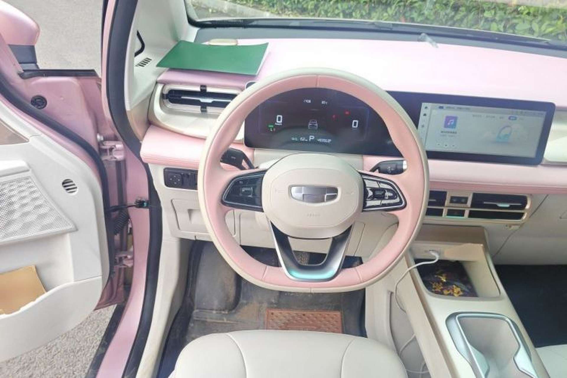 Used Geometry E Firefly 2024 301km Starlight Steering Wheel