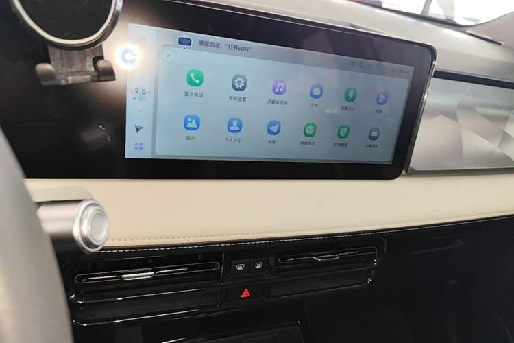 Used Geometry E Firefly 2024 401km Starlight Audio And AC Panel