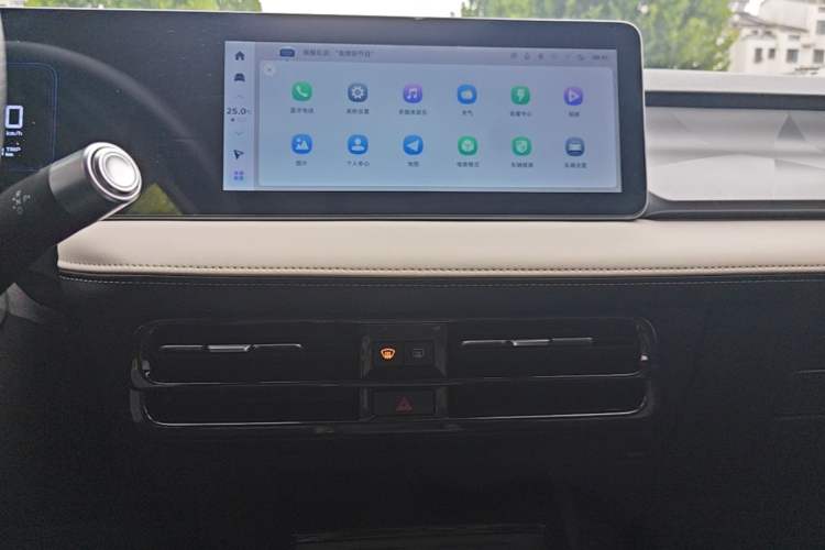 Used Geometry E Firefly 2024 401km Starlight Audio And AC Panel