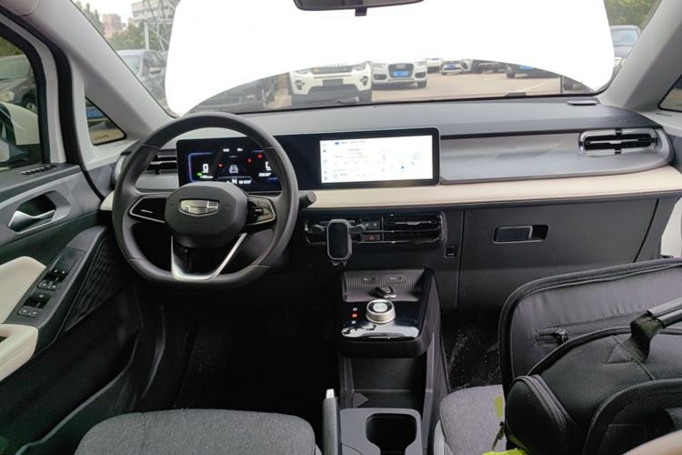 Used Geometry E Firefly 2024 301km Flowing Light Center Console