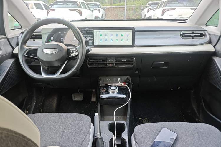 Used Geometry E Firefly 2024 301km Flowing Light Center Console