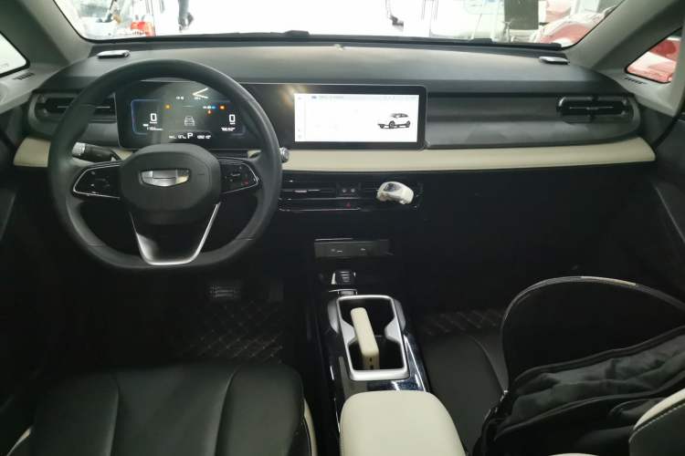 Used Geometry E Firefly 2024 401km Starlight Center Console