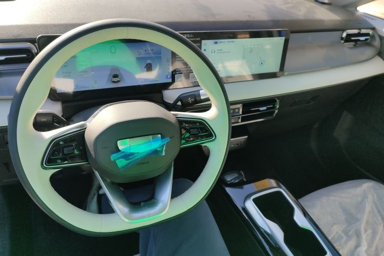 Used Geometry E Firefly 2024 401 km Fluorescent Center Console