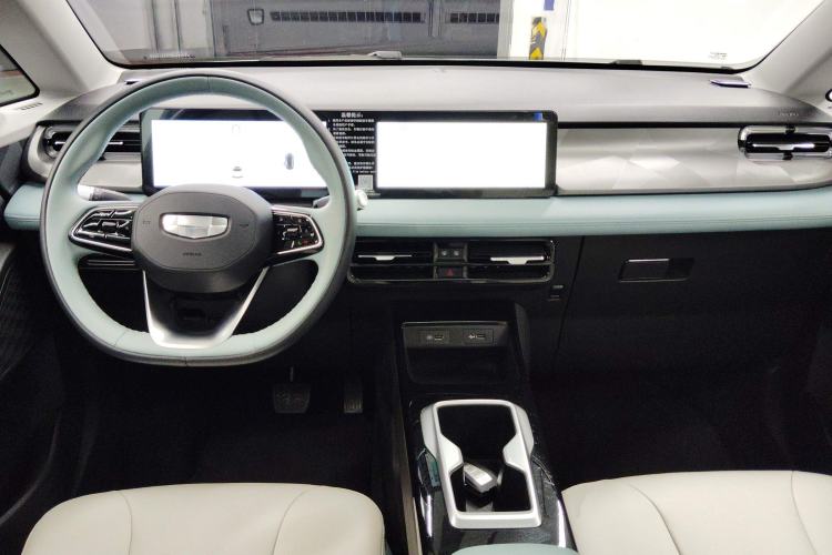 Used Geometry E Firefly 2024 401 km Fluorescent Center Console