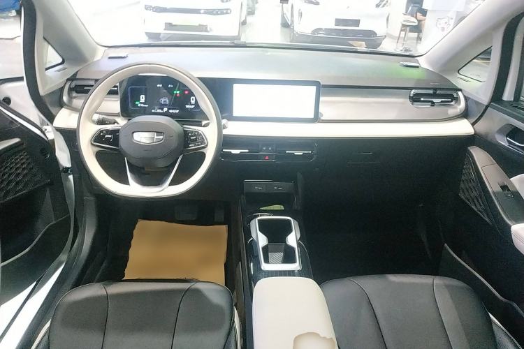 Used Geometry E Firefly 2024 401km Starlight Center Console