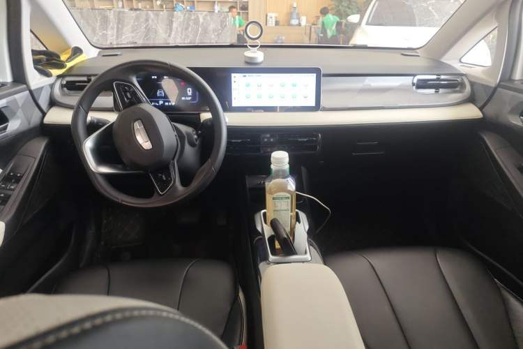 Used Geometry E Firefly 2024 401km Starlight Center Console