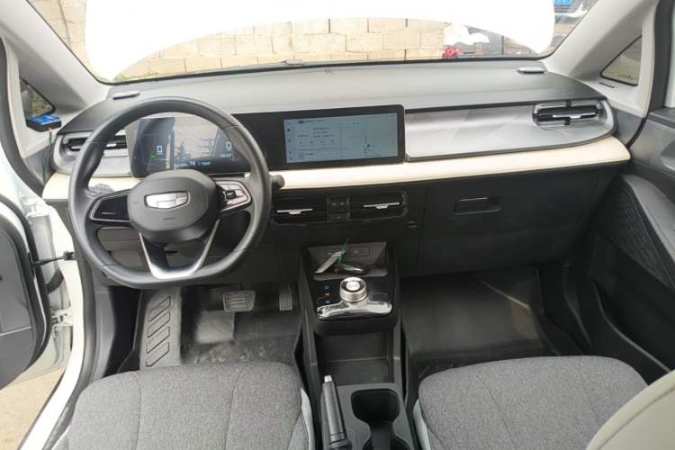 Used Geometry E Firefly 2024 301km Flowing Light Center Console