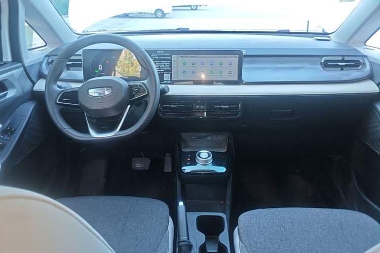 Used Geometry E Firefly 2024 301km Flowing Light Center Console