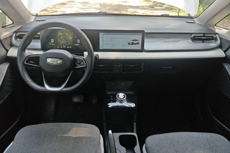 Used Geometry E Firefly 2024 301km Flowing Light Center Console
