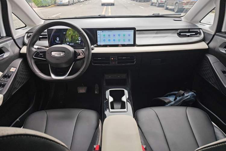Used Geometry E Firefly 2024 401km Starlight Center Console