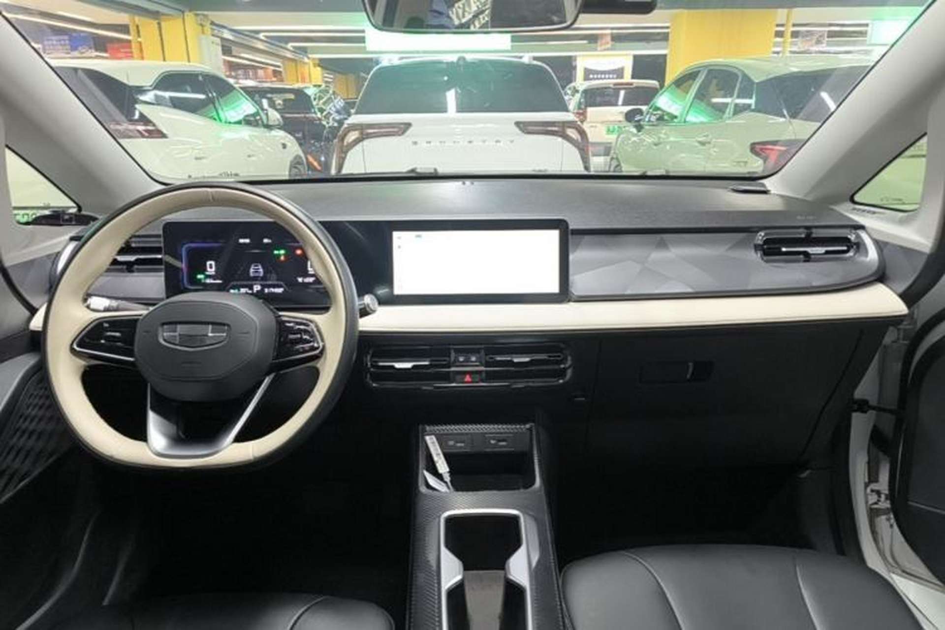 Used Geometry E Firefly 2024 401 km Fluorescent Center Console