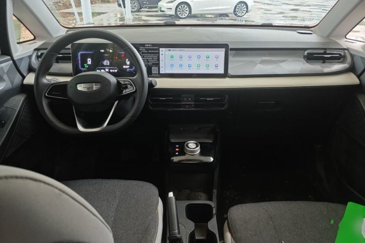 Used Geometry E Firefly 2024 301km Flowing Light Center Console