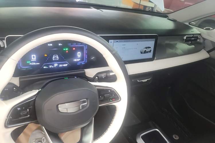 Used Geometry E Firefly 2024 401km Starlight Center Console