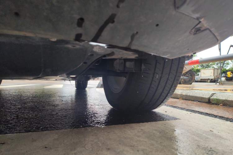 Used Geometry E Firefly 2024 401 km Fluorescent Chassis Front Left