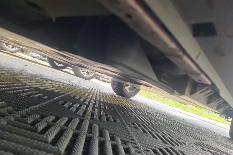 Used Geometry E Firefly 2024 401 km Fluorescent Chassis Front Left