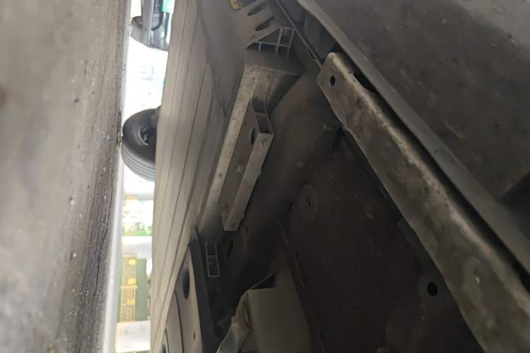 Used Geometry E Firefly 2024 301km Flowing Light Chassis Front Right