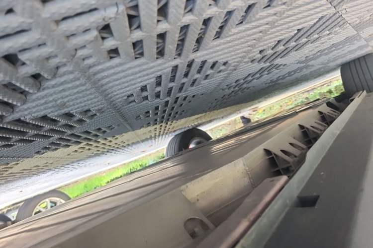 Used Geometry E Firefly 2024 401 km Fluorescent Chassis Rear Left