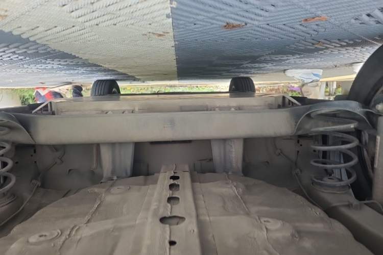 Used Geometry E Firefly 2024 401 km Fluorescent Chassis Rear