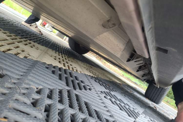 Used Geometry E Firefly 2024 401 km Fluorescent Chassis Rear Right