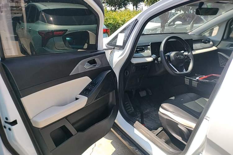 Used Geometry E Firefly 2024 301km Starlight Driver Seat