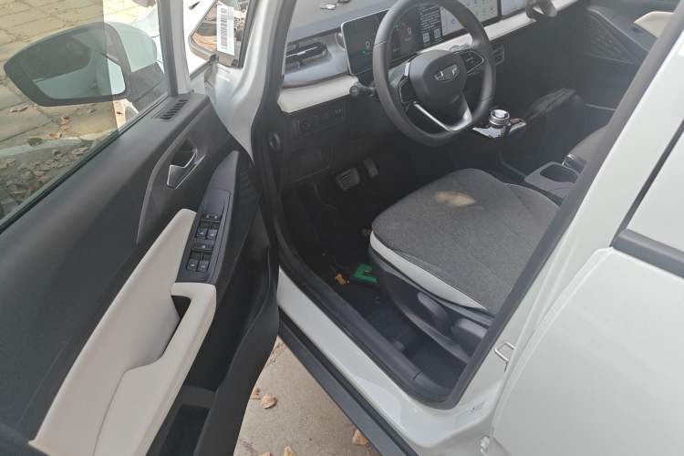 Used Geometry E Firefly 2024 301km Flowing Light Driver Seat