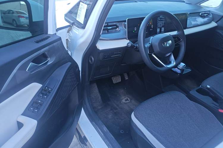 Used Geometry E Firefly 2024 301km Flowing Light Driver Seat