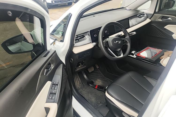 Used Geometry E Firefly 2024 301km Starlight Driver Seat