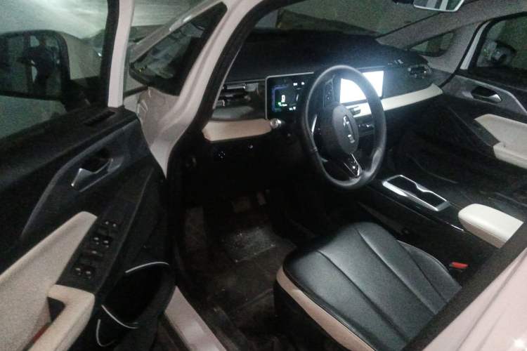 Used Geometry E Firefly 2024 301km Starlight Driver Seat