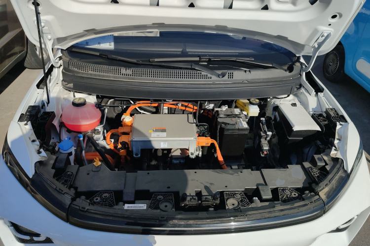 Used Geometry E Firefly 2024 401 km Fluorescent Engine Bay